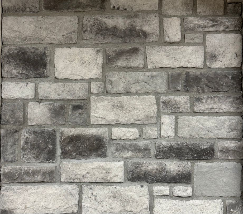 Classic – Mist sample board. Light gray and white blocks with charcoal shading, shown with a gray mortar joint.