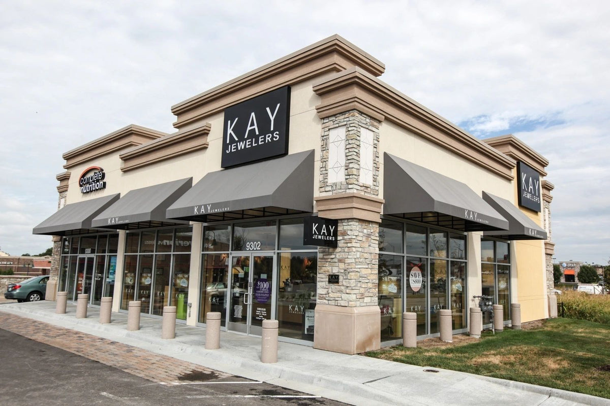Retail center in Liberty, Missouri, with ledgestone veneer pilasters at a jewelry store entry