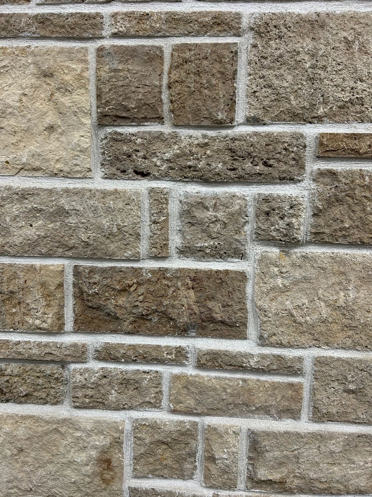 Dimensional natural stone veneer, Shell Cottonwood, installed