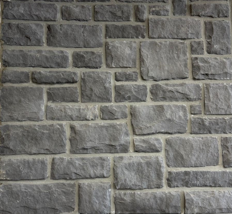 Classic – Charcoal sample board. Medium to dark gray blocks with a split face, shown with a light mortar joint.