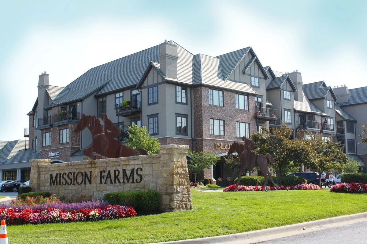 Mission Farms entry monument in stone veneer, Leawood, Kansas
